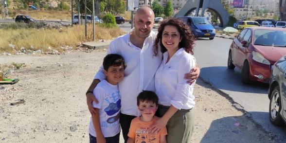 نور فراج بصحبة زوجها الأسير أشرف أبو عرام وابنيهما مجد وقيس قبل عامين 2 تموز 2020، عندما تم الإفراج عنه بعد اعتقال إداري. أعيد اعتقال أشرف عام 2021 ولا زال يقبع في السجون الإسرائيلية.