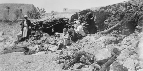 فلسطين عام 1936, بيوت في حلحول فجرت من قبل الحكومة البريطانية، مجموعة ايريك واطسون.  