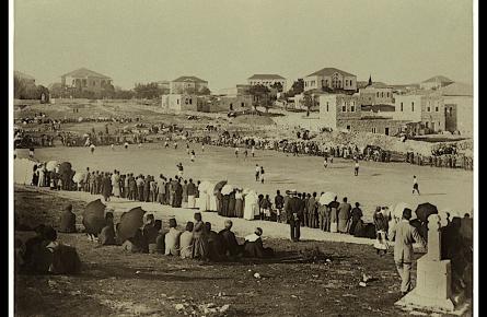 لعبة كرة القدم في باب الساهرة- القدس 1902، الأرشيف الفوتوغرافي لمؤسسة الدراسات الفلسطينية 