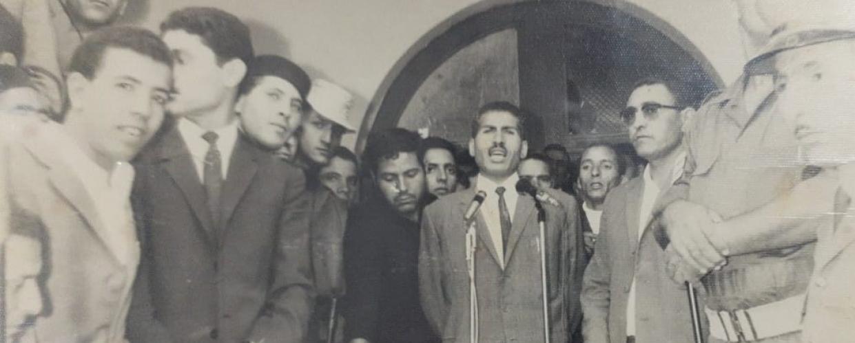السوافيري يلقي قصيدة أمام محافظة غريان في ليبيا، وقد حضرها المتصرف نائب المحافظ سنة 1971م.