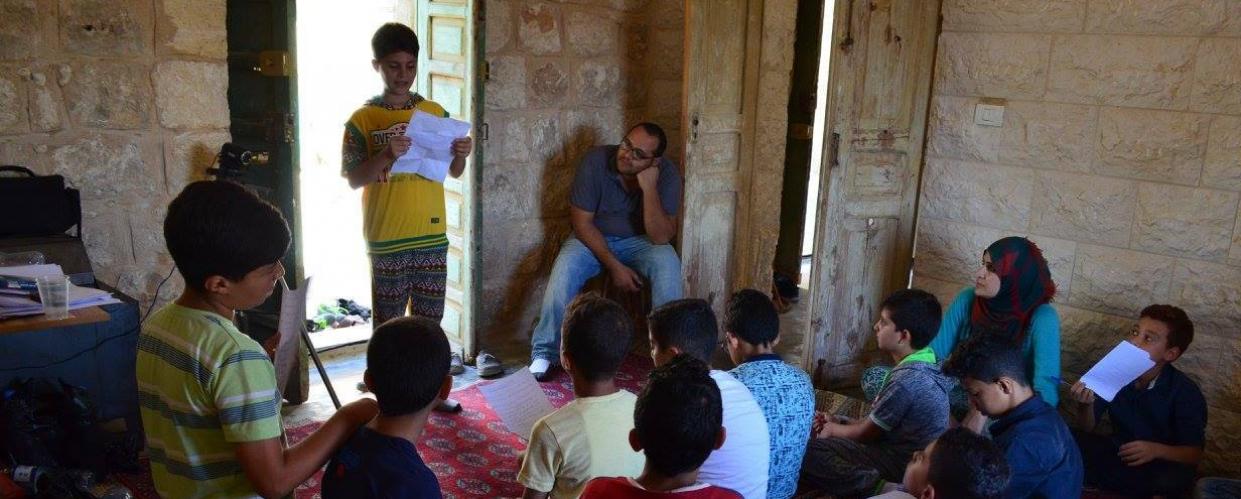 خلال لقاء الكاتب أنس أبو رحمة في ورشة كتابة إبداعية مع مجموعة من الأطفال في كفر رمان/ فلسطين.