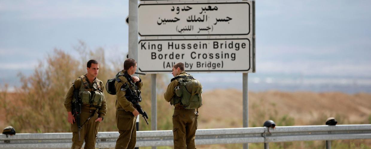 Israeli soldiers stand near the entrance to Allenby Bridge, a crossing point between Jordan and the occupied West Bank, near the West Bank town of Jericho March 10, 2014. REUTERS/Ronen Zvulun - Alamy Stock Photo