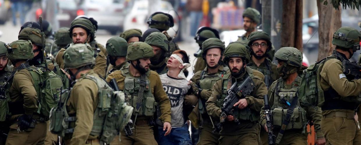 جنود الاحتلال الإسرائيلي يعتقلون الطفل الفلسطيني فواز الجنيدي (14 عاماً) في الخليل، (مصدر الصورة: الميادين)
