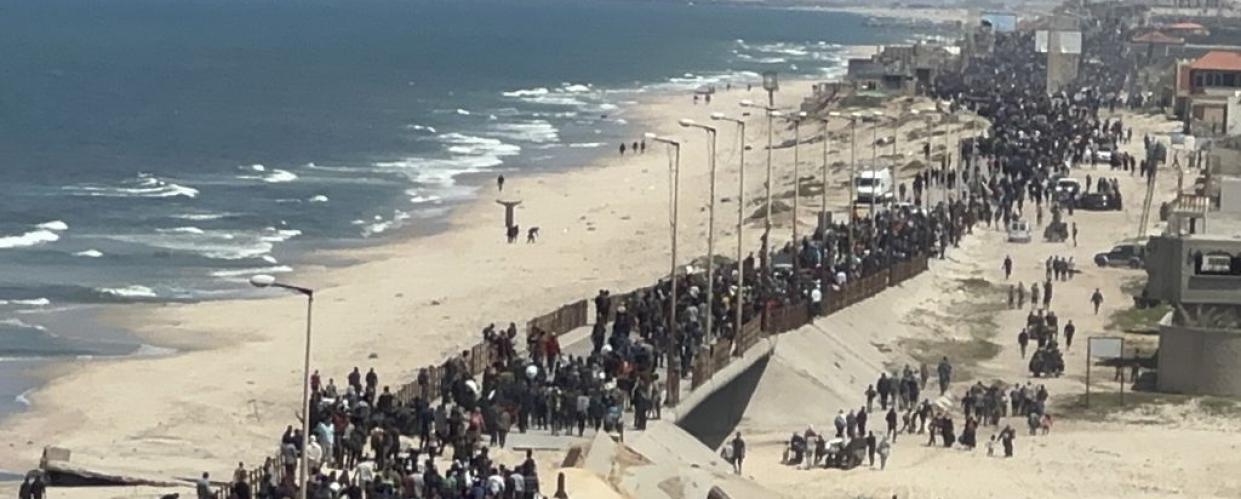 فلسطينيون يمرون عبر شارع الرشيد إلى شمال قطاع غزة، 14 ابريل/نيسان 2024، قطاع غزة/فلسطين المحتلة (تصوير ياسر قديح/الأناضول عبر غيتي إيمجز) فلسطينيون يمرون عبر شارع الرشيد إلى شمال قطاع غزة، 14 ابريل/نيسان 2024، قطاع غزة/فلسطين المحتلة (تصوير ياسر قديح/الأناضول عبر غيتي إيمجز)
