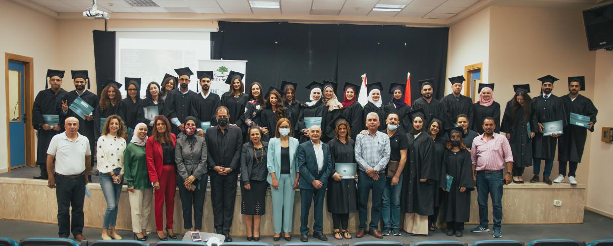 من حفل تخريج شيرين أبو عاقلة من دبلوم الإعلام الرقمي في جامعة بيرزيت. 