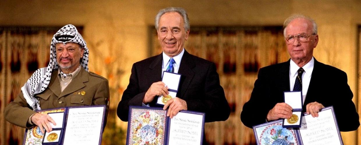 ياسرعرفات وإسحاق رابين وشمعون بيريز أثناء حصولهم على جائزة نوبل للسلام عام 1994.