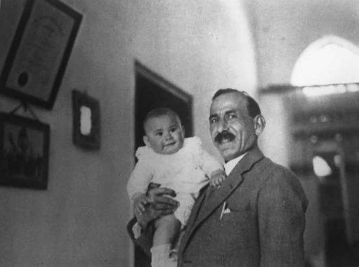 ‘Isa al-‘Isa with his son Raja, Jaffa 1928. Source: Franc̜ois Scholten, G. Robinson Lees, and George Adam Smith, Jaffa the Beautiful (London [u.a.]: Longmans, Green & Co., 1931).
